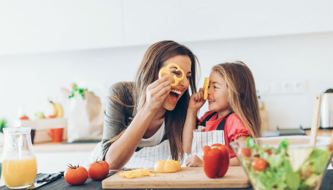 mamá e hija en la cocina